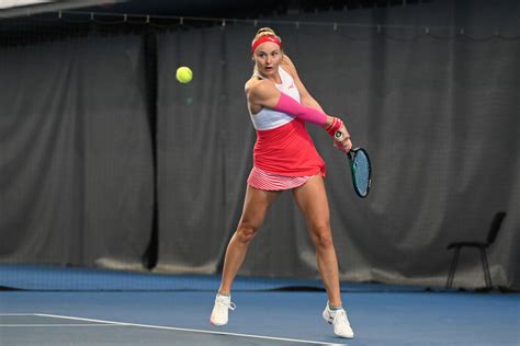 Skvel Spech Ramkov Oslavuje Svoj Prv Titul Na Okruhu Wta