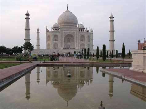 Reflection in the Water of the Taj Mahal White Marble Mausoleum Stock ...