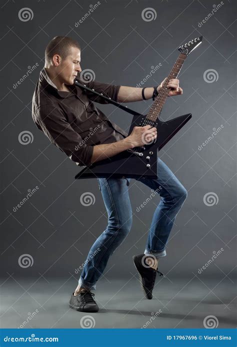 Guitarrista Que Toca Su Guitarra Eléctrica Foto de archivo Imagen de