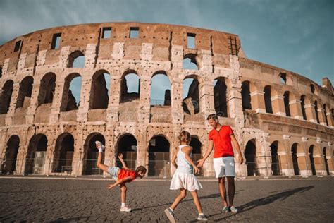 Fam Lia Feliz Em Europa Pais E Crian As Em Roma Sobre O Fundo Do