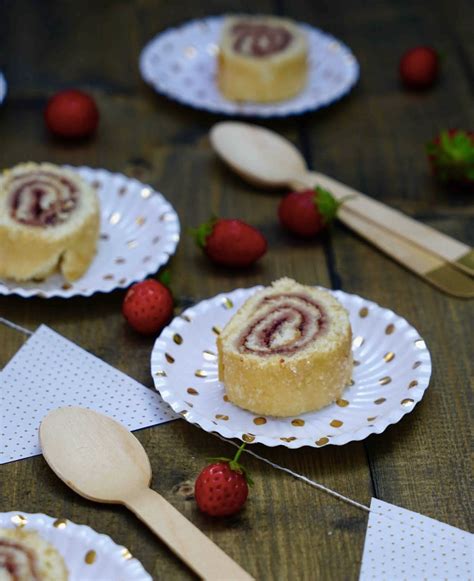 G Teau Roul La Confiture De Fraises On Dine Chez Nanou