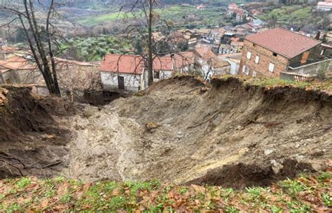 Rota Greca Massa Di Fango E Detriti Sulle Case Evacuate Diverse