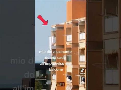 Donna Cade Dal Balcone YouTube