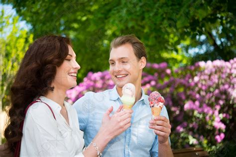 Pareja Comiendo Un Helado En Un Parque Foto De Stock Crushpixel