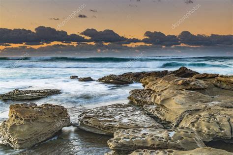 Salida Del Sol En La Costa Con Una Costa Rocosa Desde Toowoon Bay Beach