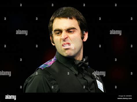 Ronnie Osullivan Snarls At The Balls After Missing A Shot Hi Res Stock