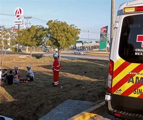 Automóvil termina volcado dentro de canal pluvial en Mazatlán