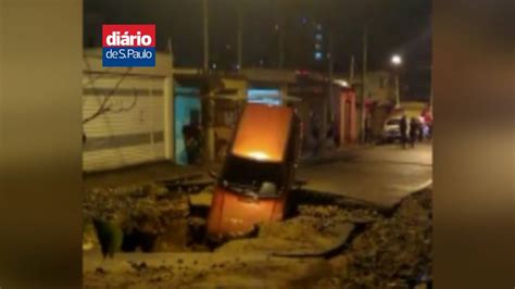 Carro Cai Em Cratera Ap S Rompimento De Adutora Veja V Deo Pol Mica