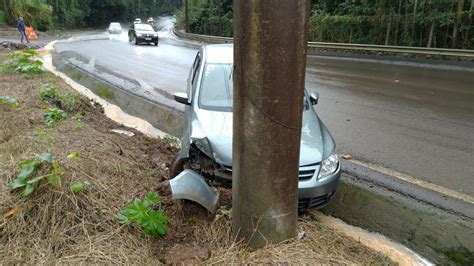 Carro sai da pista e bate em poste na SC 283 Rádio RuralFM