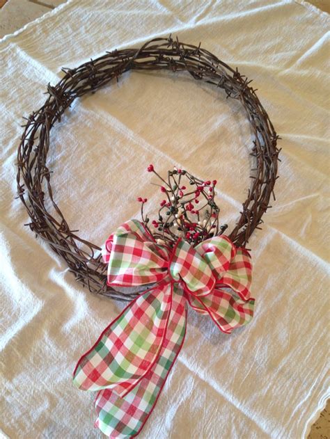 Barbed wire wreath | Wire crafts, Barb wire crafts, Western crafts