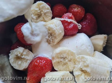 Десерт из готового мороженого с клубникой и бананом. Рецепт с фото