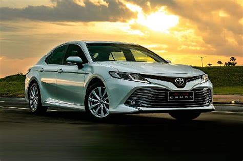 Toyota Camry Hybrid Dapat Penyegaran Kini Dibekali Toyota Safety Sense