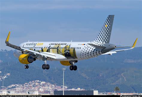 EC LVP Vueling Airbus A320 214 WL Photo By Monica De Guidi VRN