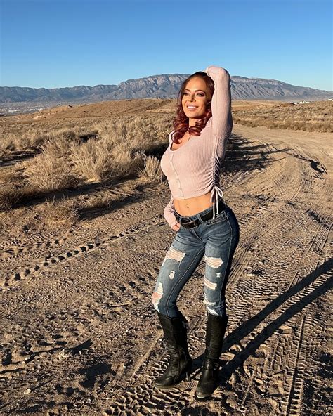 Kendra Crawford | 𝐽𝑎𝑛𝑢𝑎𝑟𝑦 𝑂𝑛𝑒 • 𝐾𝑖𝑠𝑠𝑒𝑑 𝑏𝑦 𝑡𝘩𝑒 𝑆𝑢𝑛 💋 Soaking it all up