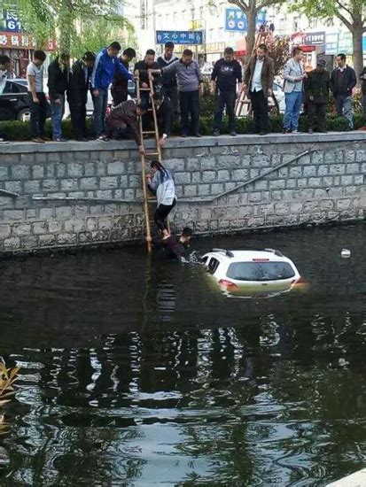 感动！女子驾车落水，莒县好人们搭梯子跳入水中相救 日照新闻 日照大众网