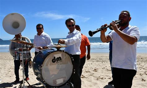 Baila embajador de Reino Unido al son de la banda en Mazatlán La