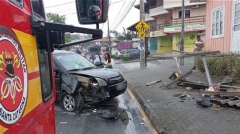 Motorista Sofre Mal S Bito Ao Volante E Destr I Ponto De Nibus