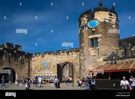 Alnwick Castle Courtyard Harry Potter Hi Res Stock Photography And