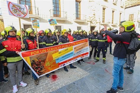 Protesta De Los Bomberos Ante El Pleno Del Consell Contra La Unidad Valenciana De Emergencias