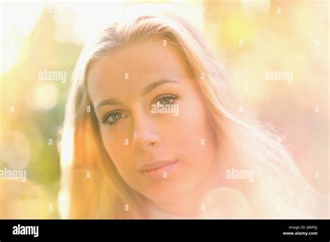 Fille blonde cheveux long Banque de photographies et dimages à haute