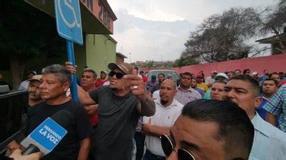 Toman trabajadores de la sección 288 su edificio en Monclova El Siglo