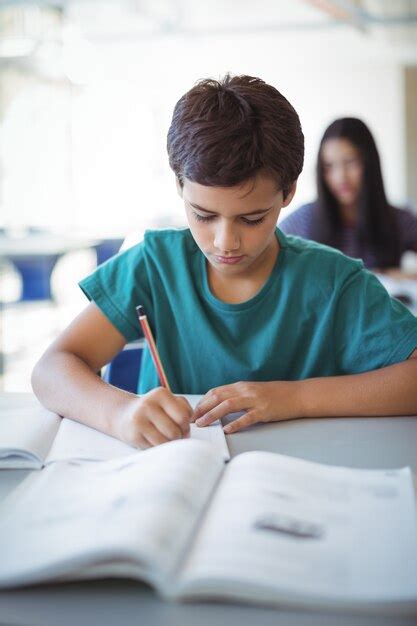 Colegial Haciendo La Tarea En El Aula Foto Premium