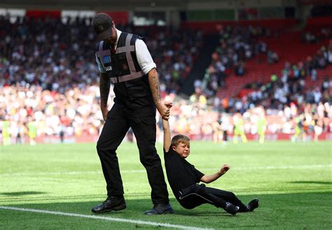 PsBattle: Young pitch invader is forcibly removed. : r/photoshopbattles