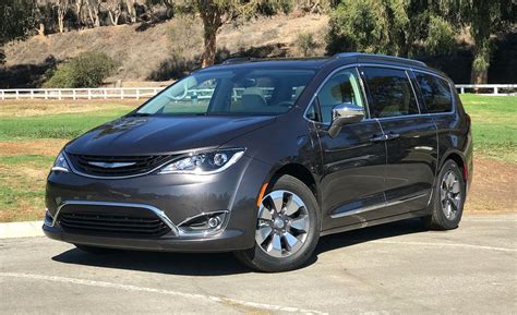 2017 Chrysler Pacifica Hybrid First Drive Review Car And Driver