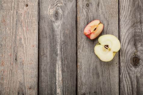 Manzanas Enteras Y En Rodajas En La Mesa De Madera Foto Premium