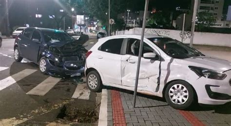 Colisão entre dois carros deixa homem ferido no centro de Francisco