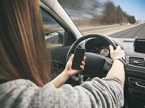 【危険】運転中のながらスマホが厳罰化！違反点数や罰則について 中古車なら【グーネット】