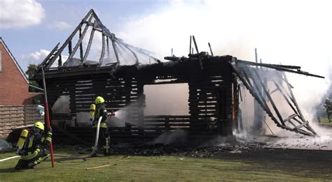 NonstopNews 10x15 Meter Garage in Flammen Viele Einsatzkräfte bei