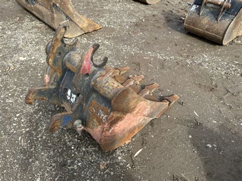 24 Dig Bucket J Stout Auction