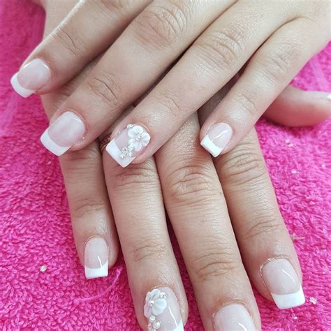 Manicura francesa con diseño en 3d Manicura de uñas Diseños de