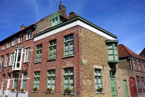 Restaurierte Fassaden Aus Backstein Mit Sch Nen Fenstern Und T Ren Vor