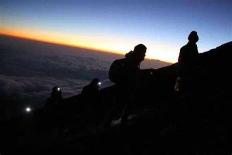 Mau Naik Gunung Ini Daftar Peralatan Yang Wajib Kamu Bawa