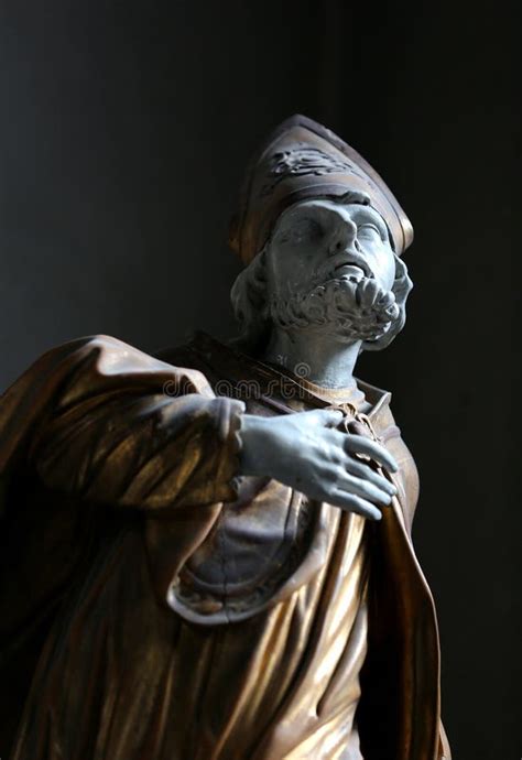 Scultura Di Un Uomo In Un Abito Talare Dal S Del Prete Cattolico