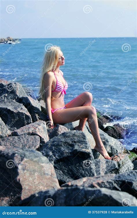 La Giovane Bella Donna Bionda In Bikini Rosa Sorride Fotografia Stock