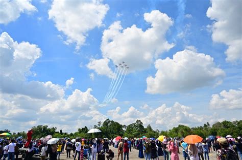 Media Center Manuver Di Langit Riau Jupiter Aerobatic Team Pukau Warga