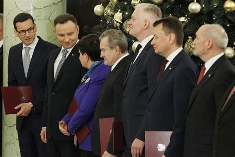 Sondaż CBOS Andrzej Duda Mateusz Morawiecki i Beata Szydło liderami