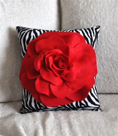 Red Rose On Zebra Pillow By Bedbuggs On Etsy Presentes Artesanais