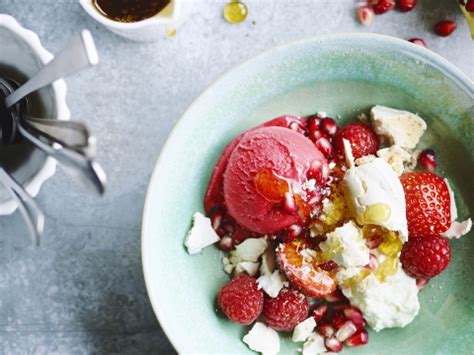 Frambozenijs Met Aardbeien Granaatappel Meringue En Honing Libelle