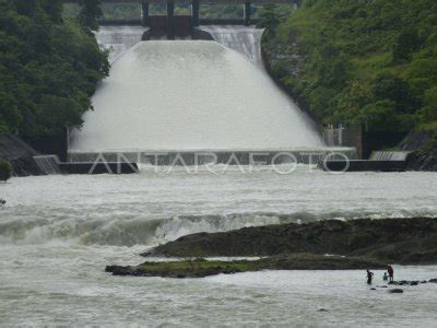 VOLUME KETINGGIAN AIR BENDUNGAN BILI BILI GOWA ANTARA Foto