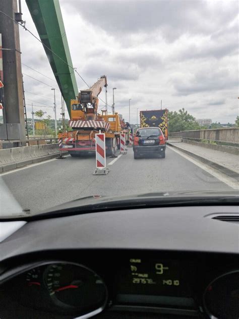 FOTO Gužve zbog radova na Pančevačkom mostu ljudi izlaze iz autobusa