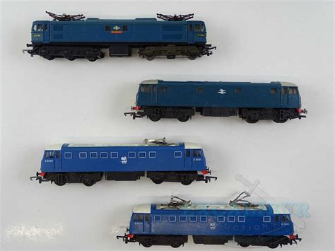 Lot 226 - A group of unboxed TRI-ANG OO gauge electric