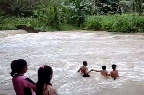 Pantang Menyerah Bocah Bocah Ini Nekat Pertaruhkan Nyawa Berenang Di