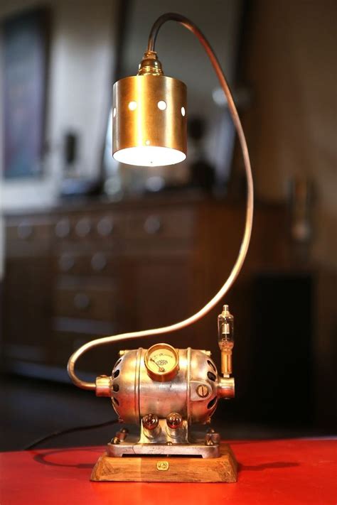 Création unique luminaire lampe récup recyclage vintage moteur et