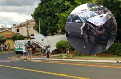 Carro invade quiosque atropela vários e um morre Novo Momento