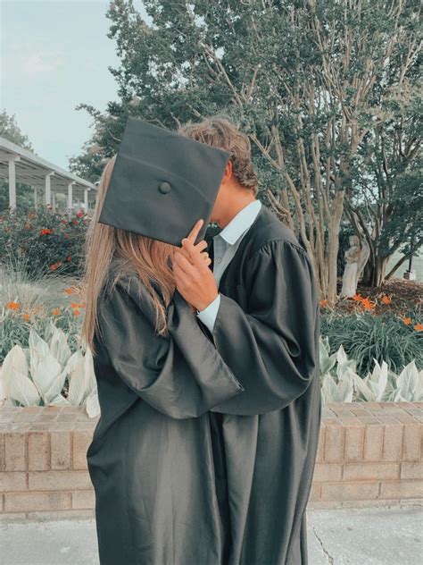 Pin By Lourdy 🤍 On Schl Graduation Picture Poses College Graduation Pictures Poses Couple