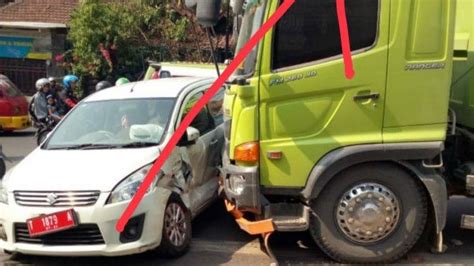 Mobil Pelat Merah Tabrakan Dengan Truk Di Purwakarta Suzuki Ertiga